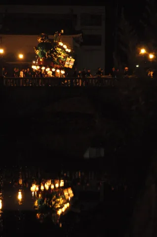 夜に浮かぶ龍の灯り
