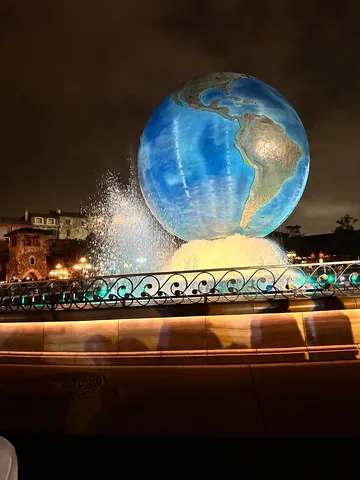 地球を抱く夜の噴水