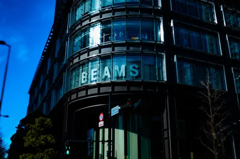 青い空とBEAMSの光