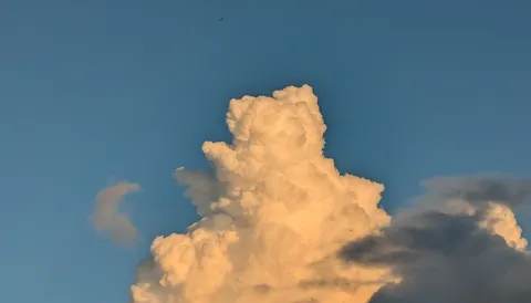 空の巨大わたあめ、食べたい