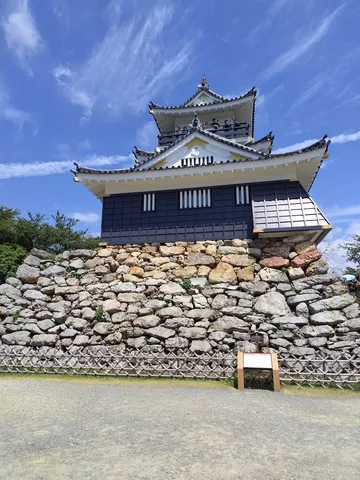 石垣の上にそびえる古城の威厳