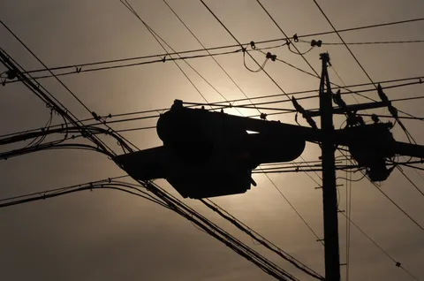 電線の影が紡ぐ夕暮れ