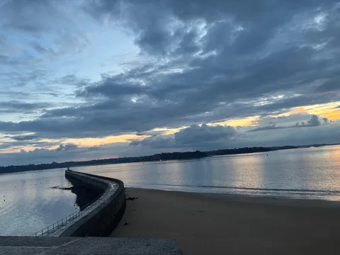 静寂に包まれた海辺の朝