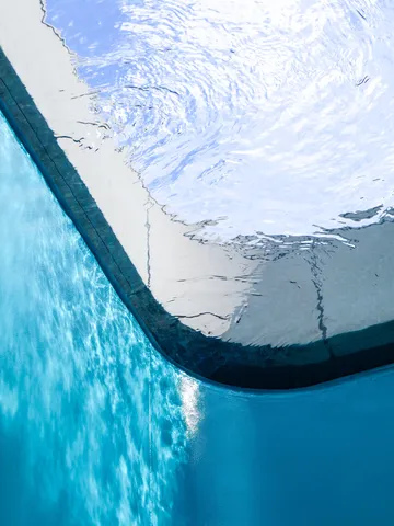 水面下の静かな青の世界