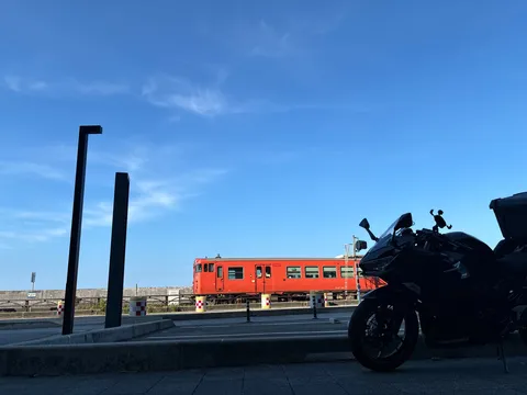 海と列車が寄り添う午後