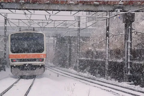 雪の中を走る列車の情景