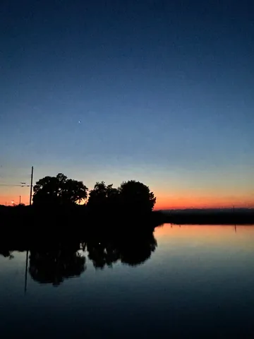 静寂の湖面に映る夕暮れ