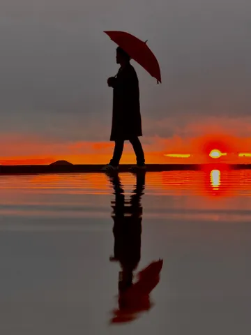 赤傘が彩る水鏡の夕景