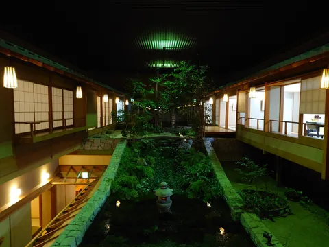 幻想的な回廊と水辺の庭
