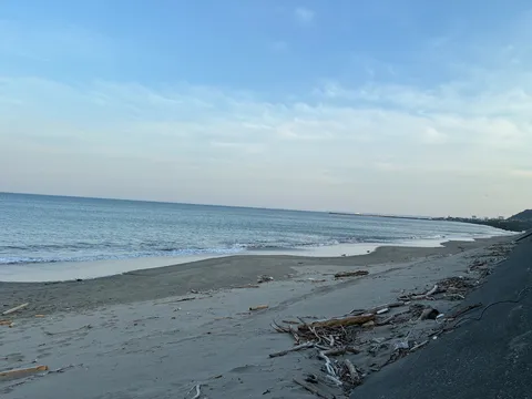 夕暮れの海岸、漂着物の物語