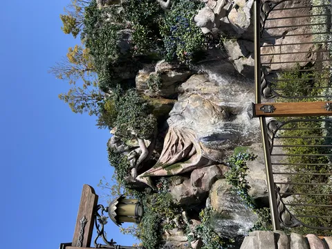 緑に包まれた水の女神