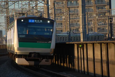 夕暮れ、疾走する都市の列車