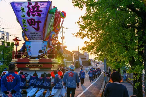夕暮れを運ぶ祭りの山車