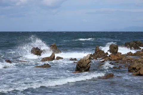 荒波砕ける岩礁