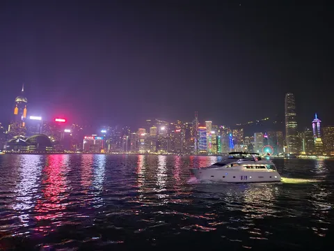 水上の主役、夜景に参上！