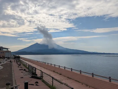 噴煙を背に海辺の朝