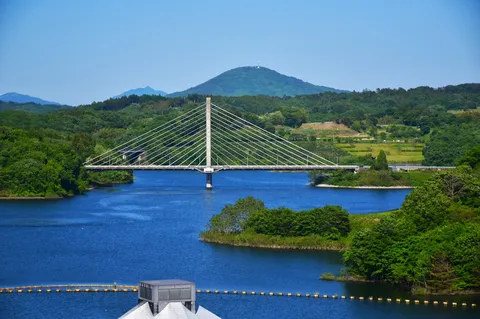青空と湖に映える白い橋