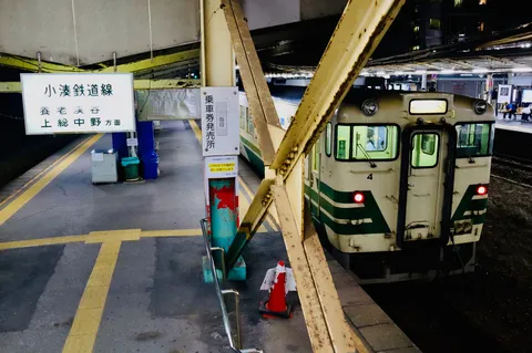 終電間際？深夜の駅の静けさ