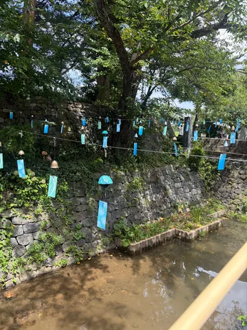 風鈴が揺れる、静かな小川の夏景色