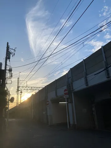 都会の隙間から射す光