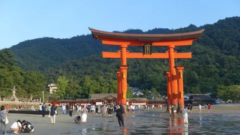 朱の門、山の静けさ
