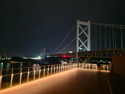 夜の橋を望む光のテラス