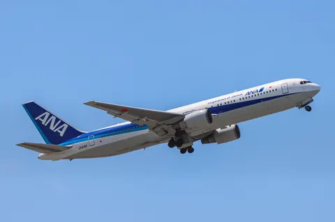 青空に映えるANAの旅立ち