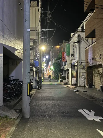 夜の路地裏、自転車と灯り