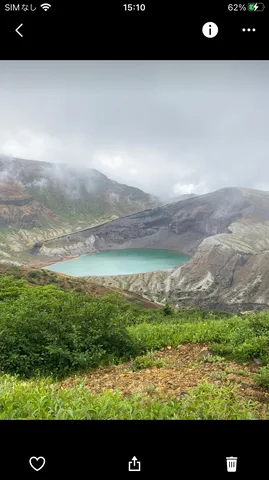 火山の噴火口に広がる神秘の湖