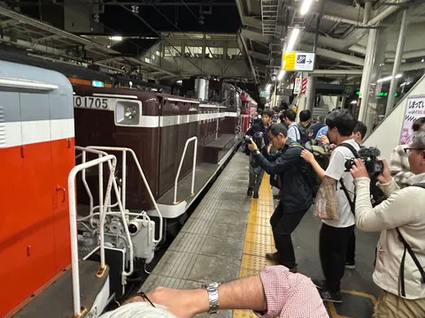 駅のホーム、鉄道に注がれる熱い視線