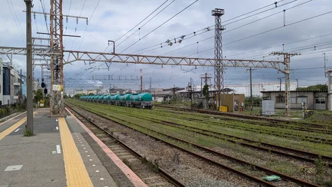 静寂の貨物列車の走る風景