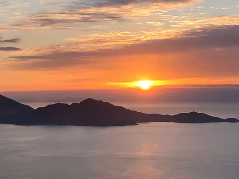 水平線に広がる夕焼け空