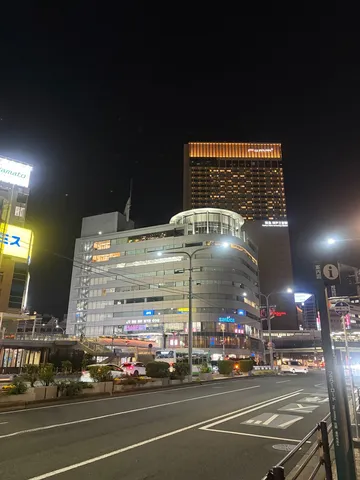 都会の夜景、光と影のシンフォニー