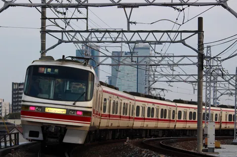 都会を疾走する特急列車