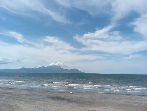 遠くの山並みと穏やかな海
