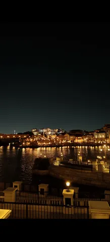 夜景に溶ける水面の光