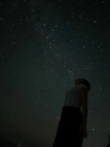 満天の星空と見上げる人影