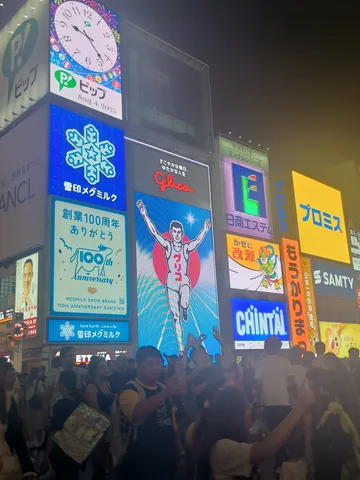 ネオンの光が交差する夜の歓楽街