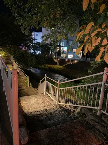 夜の川沿い、階段の灯り