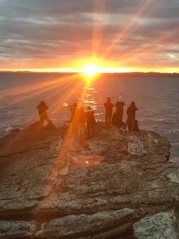 夕日を浴びて、地平線に立つ