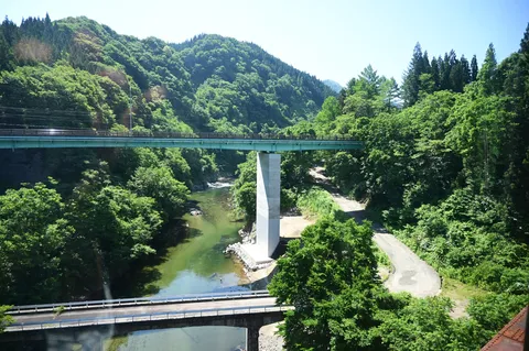緑深き渓谷にかかる二つの橋