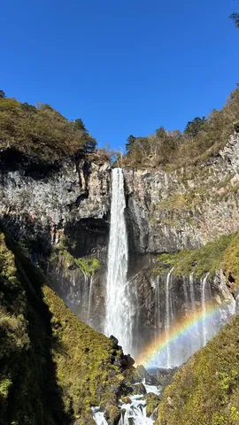 虹をまとった滝の谷