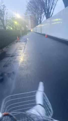 雨上がりの道、自転車の旅