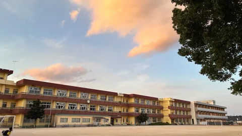 茜色に染まる空と学校
