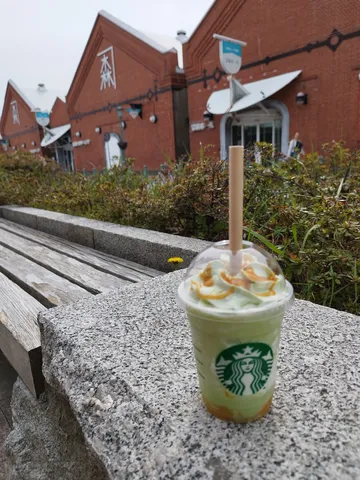 レンガ倉庫と抹茶ドリンクの異国情緒