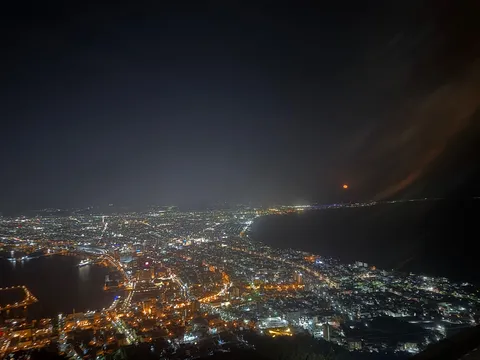 輝く街と空に浮かぶ赤い月