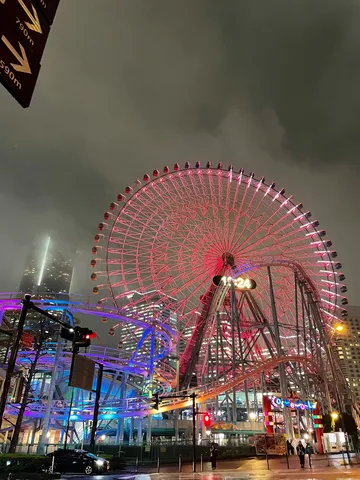 光彩の夜、都会の遊園地
