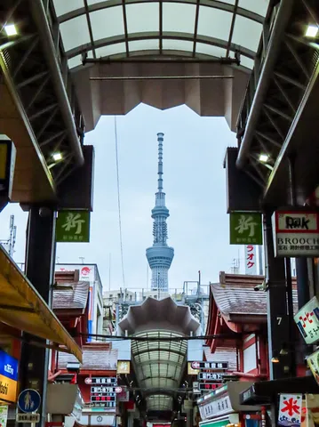 市場の隙間から見える塔
