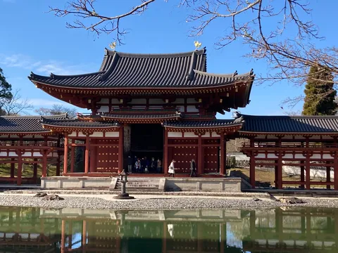 池に映る、静寂の寺院建築