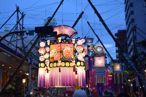 夏の夜空に彩る、幻想的な灯りの祭典